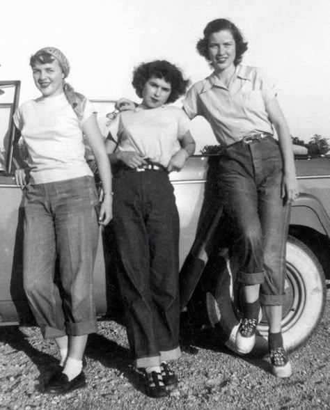 Ww2 Fashion, 40s Mode, 1940s Women, Saddle Shoes, 40s Fashion, 1940s Fashion, Look Vintage, 50s Fashion, 1950s Fashion