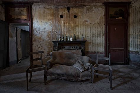 The Living Room | 相片擁有者 salva57d Creepy Living Room, Abandoned Living Room, Spooky Living Room, Conception Scénique, Artist Space, Artistic Space, Old Room, Production Design, House Illustration