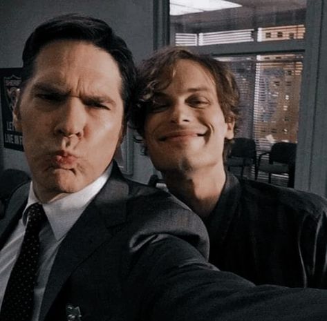 ~ Fanpage for MGG 💫 on Instagram: “Reid & Hotch 😊” Dr Reid, Aaron Hotchner, Thomas Gibson, Dr Spencer Reid, Matthew 3, Matthew Gray, Matthew Gray Gubler, Spencer Reid, Ncis