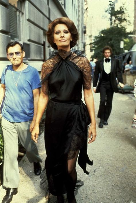 Sofia Loren Style, Sophia Loren Style, Sophia Lauren, Sophie Loren, Kibbe Soft Dramatic, Outfit Elegantes, Sofia Loren, Glamour Vintage, Woman In Black