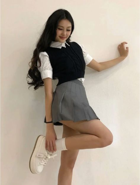 Gray Skirt Outfit Korean, Pleated Grey Skirt Outfit, Korean Mini Skirt Outfit, Gray Skirt Outfit Summer, Light Grey Skirt Outfit, Grey Skirt Outfit Summer, Grey Skirt Outfit Aesthetic, Grey Skirt Outfit Ideas, Basic Skirt Outfit