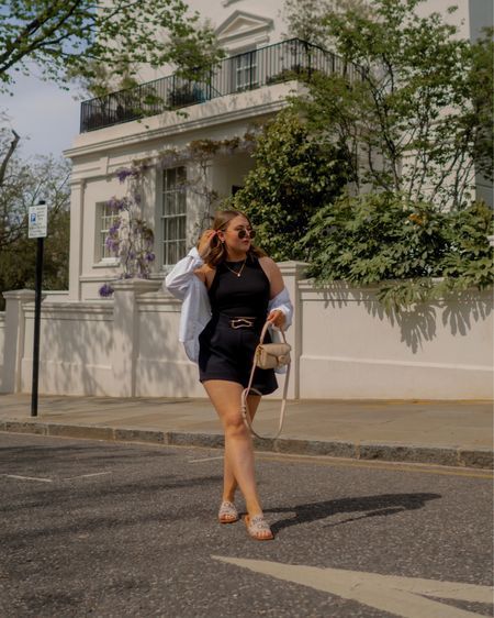 Shorts For Big Thighs, Casual Outfits Petite, Petite Summer Outfits, Beach Style Outfit, Black Shorts Outfit, Summer City Outfits, Midsize Outfits, Capsule Wardrobe Outfits, Midsize Fashion