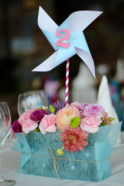 Pretty flowers at a pinwheel spring party! See more party planning ideas at CatchMyParty.com! Pinwheel Party, Diy Pinwheel, Italian Wedding Favors, Pinwheels Party, Deco Champetre, Lemonade Party, Best Wedding Favors, Baptism Party, Spring Party