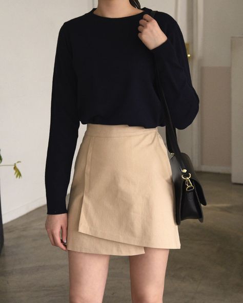 Wrap Skirt Outfit, Minimalist Clothes, Korean Fashion Outfits, Wrap Mini Skirt, Mini Wrap, Minimalistic Style, Fashion Korean, 가을 패션, Korean Street Fashion