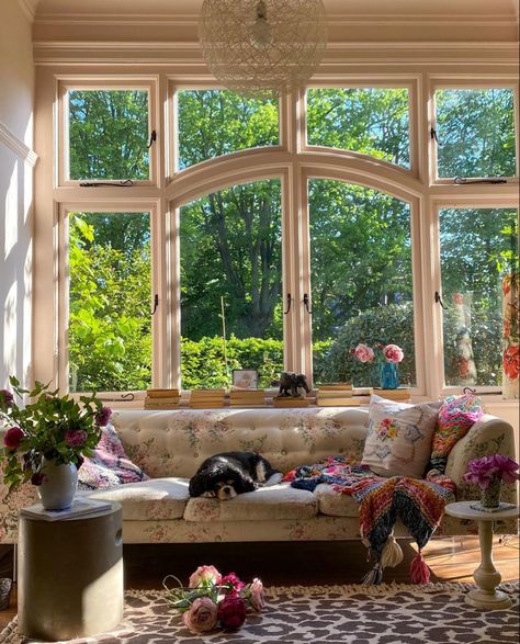 Big Windows Living Room, Casa Vintage, Dream Cottage, Big Windows, Pretty Decor, Cute House, Dream Apartment, Dream House Interior, House Goals