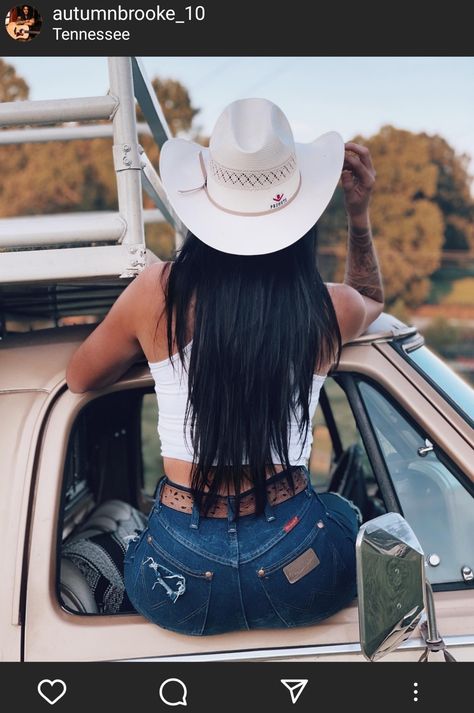 Pictures With Cowboy Hats, Western Outfits With Hats, Cowgirl Hat Pictures, Western Photoshoot Ideas With Truck, Cowboy Hat Pictures Photo Shoot, Country Outfits Photoshoot, Insta Photo Ideas Country, Cowgirl Inspired Photoshoot, Western Birthday Shoot