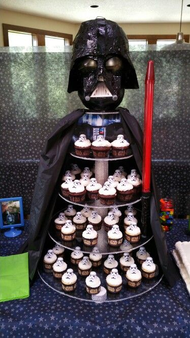 Star wars cupcake stand Star Wars Essen, Decoracion Star Wars, Star Wars Themed Birthday Party, Star Wars Cupcakes, Star Wars Baby Shower, Star Wars Theme Party, Star Wars Food, Cupcakes Birthday, Star Wars Cake