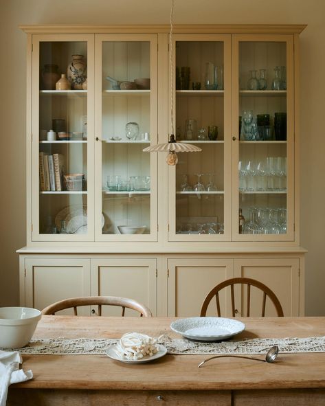 The Stamp House Kitchen, South East London | deVOL Kitchens Classic English Kitchen, Wall Cupboards, Devol Kitchens, Loft Kitchen, Heirloom Furniture, English Kitchens, Kitchen Cabinet Styles, Shaker Kitchen, Simple Kitchen