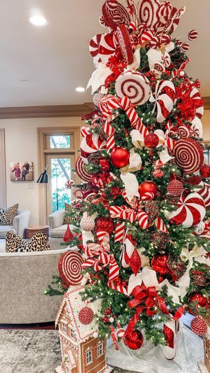 Tree Inspiration, Candy Christmas Tree, Candy Cane Christmas Tree, Christmas Tree Decorating Themes, Peppermint Christmas, Creative Christmas Trees, Christmas Themes Decorations, Christmas Tree Inspiration, Cute Christmas Tree