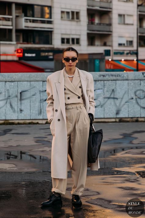 Paris FW 2020 Street Style: Beatrice Gutu Beatrice Gutu, Rainy Outfit, Nyfw Outfits, 2020 Street Style, Reportage Photography, Blogger Street Style, Nyfw Street Style, Street Snap, Style Inspiration Winter