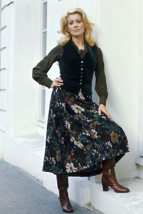 1970 Stile Hippie Chic, Jacqueline Bisset, Fall Fashion Skirts, Outfits 70s, 70s Inspired Fashion, Lauren Hutton, 70s Outfits, Alexander Skarsgård, Seventies Fashion