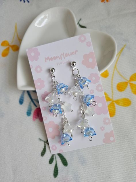 Lily Of The Valley Beads, Glass Beaded Earrings, Lily Of The Valley Keychain, Jewellery Small Business, Blue Flower Earrings, Earrings Diy Handmade, Lily Of The Valley Flowers, Bead Charms Diy, Handmade Jewelry Tutorials