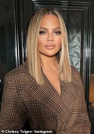 Chrissy Teigen Blonde Hair, Chrissy Teigen Hair, Bronde Lob, Hair Color Ideas For Brunettes Short, Salon Board, Khloe Kardashian Hair, Grey Hair Dye, Kardashian Hair, Blonde Hair With Bangs