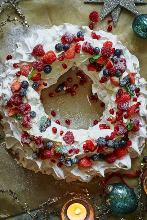 Pavlova Cooking Method Baking Cuisine British Courses Dessert Best Mary Berry Christmas Pudding, Mary Berry Pavlova, Christmas Pavlova Recipe, Pavlova Christmas, Gluten Free Christmas Pudding, Christmas Dinner Appetizers, Mary Berry Christmas, Pavlova Wreath, Pavlova Recipes