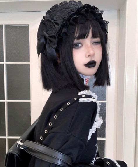 Ouji Makeup, Goth Japanese Makeup, Gothic Japanese Makeup, Korean Goth, Gothic Makeup Asian, Asian Goth, Ursula Cosplay, Victorian Goth Makeup Dark Beauty, Cosplay For Women