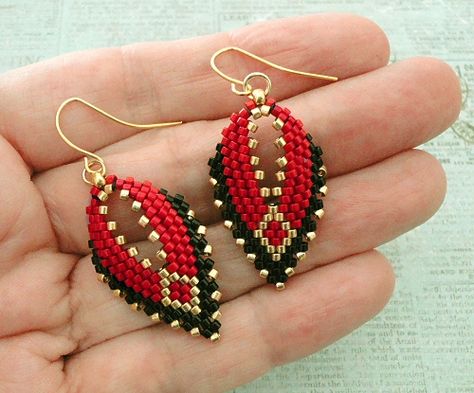 Linda's Crafty Inspirations: Russian Leaf Earrings - Red, Black & Gold Earrings Chart, Russian Leaf Earrings, Miyuki Earrings, Anting Manik, Beaded Earrings Tutorials, Brick Stitch Earrings, Beaded Jewlery, Beaded Earrings Patterns, Bead Embroidery Jewelry