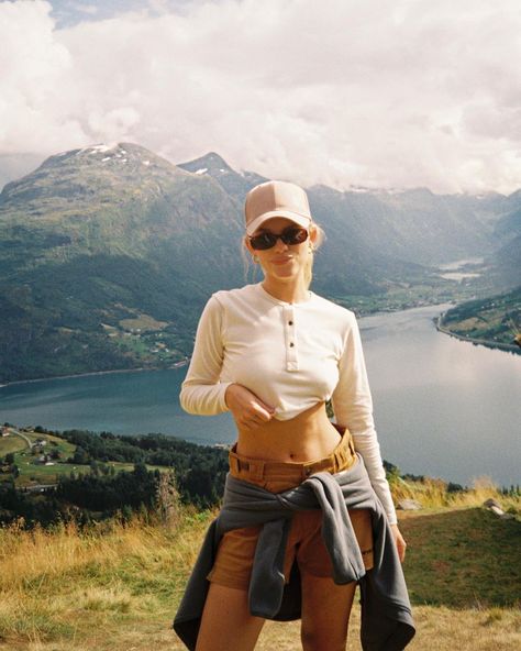 European Hiking Outfit, Hiking Photo Shoot, Hiking Inspo Pictures, Outdoor Outfits For Women Hiking, Cute Hiker Outfits, New Zealand Outfits Summer, Mountain Town Outfit, Gorp Outfit, Camp Outfits Summer