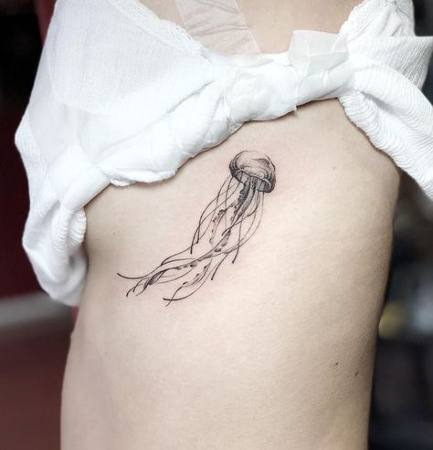 Ocean Tattoos Ideas, Ocean Life Tattoos, Tattoo Jellyfish, 16 Tattoo, Medusa Tattoo Design, Ocean Tattoo, Jellyfish Tattoo, Couples Tattoo Designs, Stylish Tattoo