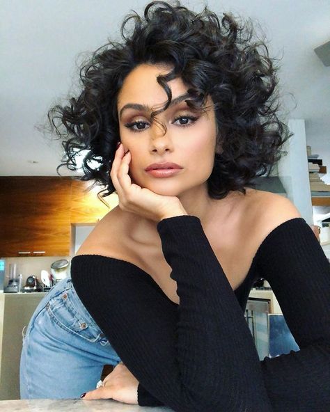 Nazanin Mandi Pimentel on Instagram: “Monday Mood 1 or 2??✨ Mua @melissa.hernandez” Nazanin Mandi, Cortes Bob, Beauty Mood Board, Light Chestnut Brown, Loose Curly Hair, Chestnut Brown Hair, Curly Cut, Dainty Flowers, Monday Mood