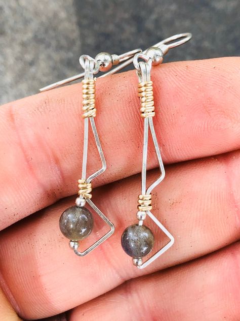 Simple Wire Wrapped Jewelry, Rock Jewelry Diy, Wired Jewelry, Aztec Earrings, Wire Jewelry Patterns, Diy Wire Earrings, Wire Wrap Jewelry Designs, Wire Wrapped Jewelry Diy, Wire Wrapped Jewelry Tutorials