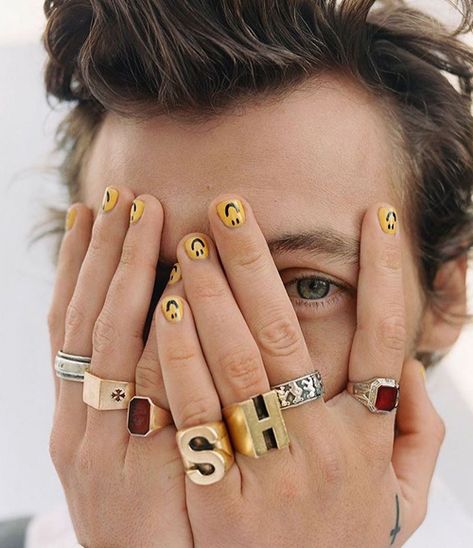 Men Painted Nails, Harry Styles Nails, Mens Nails, Painted Nails, Christmas Nails Acrylic, Nails Polish, Nails 2020, Nail Paint, Cool Nail Art