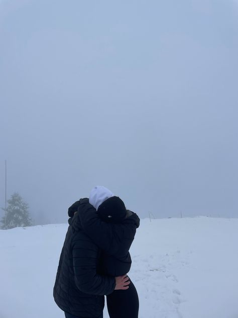 Couple Photo In Snow, Couple Photo Snow, Snow Couple Pics, Couple In Switzerland, Couple In Snow Aesthetic, Couple Snow Aesthetic, Snow Couple Aesthetic, Couple Snow Pictures, Couples In The Snow