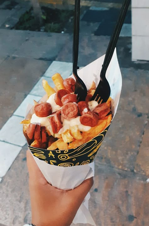 Salchipapas Ideas, Fries Bar, World Street Food, Street Food Business, Food Business Ideas, Food Truck Business, Catering Ideas Food, Hot Dog Recipes, Fair Food Recipes