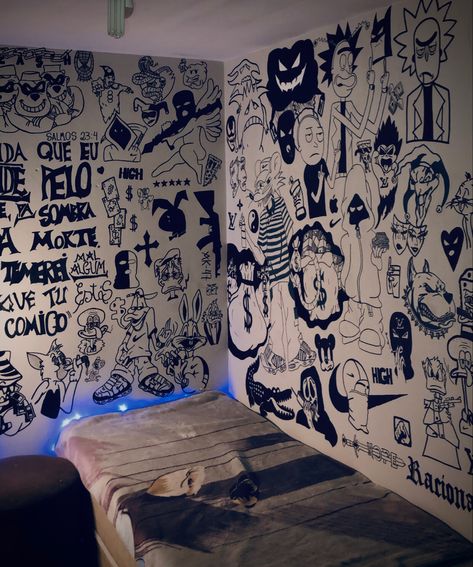 Desenhos na parede, desenhos Wall Doodle Art Bedroom Aesthetic, Chicano Room Ideas, Sketches On Wall Aesthetic, Wall Drawings Ideas, Drawing On Walls Bedrooms, Wall Doodle Art Bedroom, Wall Drawing Ideas Bedroom, Graffiti Room Ideas, Wall Drawing Bedroom