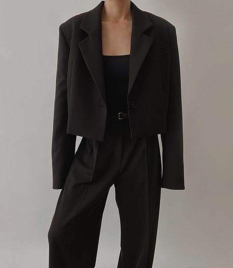 Grad Suits, Blazer Crop, Brown Tank Top, Joah Brown, Fashion Inspiration Design, Cropped Blazer, Blazer Outfits, Black White Fashion, Minimal Fashion