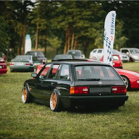 Bmw E30 Touring, E30 Touring, Vintage Car Birthday, Best Suv Cars, E30 Bmw, Cars Black, Bmw Touring, Bmw Vintage, Luxury Cars Audi