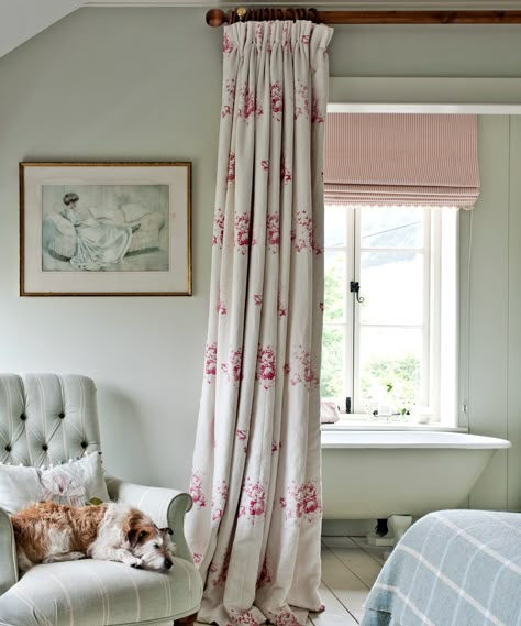 Bedroom Window Dressing, Small Cottage Interiors, French Country Curtains, Modern Country Living, Country Style Curtains, Cottage Curtains, Cottage Windows, Window Curtains Bedroom, Window Treatments Bedroom