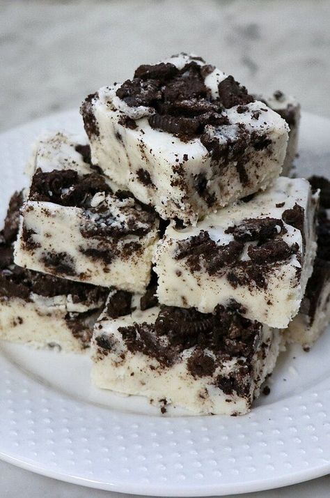 World's Best Oreo® Fudge | "This is one of my most favorite holiday fudge recipes." #dessertrecipes #dessertideas #sweettreats Oreo Fudge Recipe, Fantastic Fudge, Fudge Oreo, Nutella Food, Goodies Ideas, Creamy Fudge, Holiday Fudge, Easy Tiramisu Recipe, Oreo Cheesecake Recipes