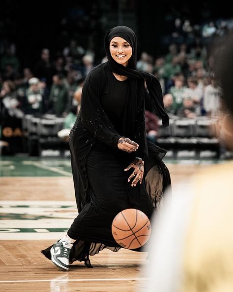 Somali Beauty, Modest Fashion Muslim, Pretty Gif, Basketball Stuff, For The Culture, Image Swag, Arabian Beauty Women, Basketball Clothes, Muslim Bride