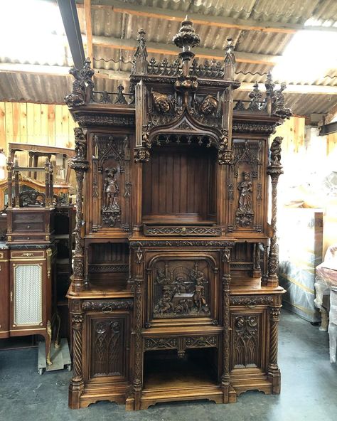 Old Vintage Furniture, Victorian House Aesthetic, 1800s Furniture, Dark Academia Home, Spool Furniture, Old Victorian House, Carved Chairs, Classic Furniture Design, Gothic Furniture