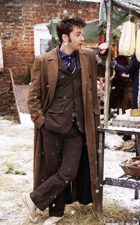 I Love how David tennant an the 10th doctor Always wore converse with his professor suit Tenth Doctor Converse, David Tennant Converse, Doctor Who Suit, 10th Doctor Costume, Doctor Who 10th Doctor, Doctor Who David Tennant, The 10th Doctor, Doctor Who Episodes, Doctor Who 10