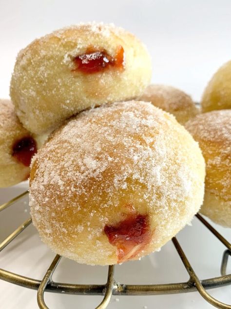 Jelly Donuts Recipe, Cake Donuts Baked, My Country Table, Pumpkin Donuts Recipe, Jelly Donuts, Jelly Doughnuts, Baked Doughnuts, Breakfast Brunch Ideas, Filled Donuts