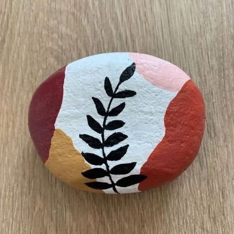 Stone Art Ideas Diy Projects, Stone Art Aesthetic, Things To Draw On A Rock, Rock Paintings Aesthetic, Rock Painting Ideas Aesthetic Indie, Drawing On Stones Ideas, Fun Rock Painting Ideas, Stone Art Easy, Stone Art Painting Easy