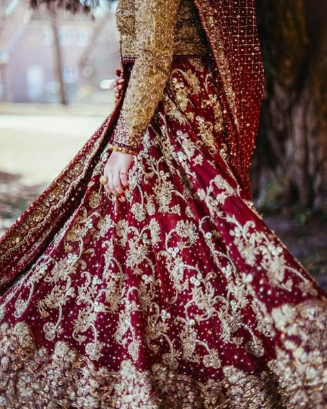 Maroon Bridal Lehengas That You Should Consider For Your D-Day Bridal Lehenga Maroon, Lehenga Wedding Bridal, Maroon Bridal Lehenga, Wedding Lehengas Bridal, Lehenga Color Combinations, Anita Dongre Lehenga, Wedding Outfits Indian, Maroon Lehenga, Ethereal Wedding Dress