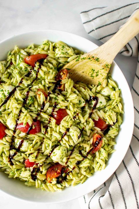 Pesto Orzo Salad, Caprese Pasta Salad Recipes, Pesto Orzo, Salad Appetizer Cups, Orzo Salad Recipes, Pesto Salad, Caprese Pasta Salad, Pasta Al Pesto, Orzo Pasta Salad