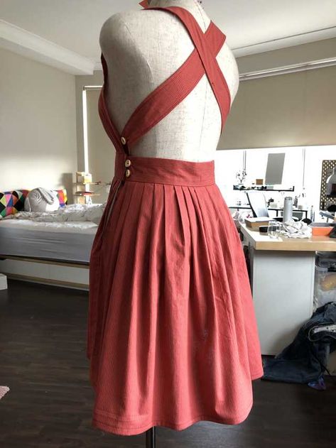 [Self drafted] cross back pinafore dress - Imgur Diy Pinafore Dress, Diy Pinafore, Pinafore Sewing Pattern, Pinafore Dress Pattern, Vintage Pinafore, Craft Knitting, Diy Vetement, Creation Couture, Apron Dress