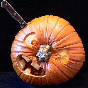 This attempted murder most foul: | 18 Pinterest Craft Fails That Are Never Not Funny Pumpkin Carving Pictures, Pumkin Carving, Halloween Pumpkin Carving Stencils, Pumpkin Carving Contest, Creative Pumpkin Carving, Scary Pumpkin Carving, Pumpkin Carving Designs, Pumpkin Carving Ideas, Halloween Pumpkin Designs