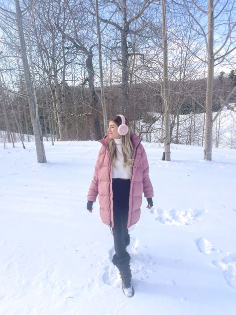 Pink Long Jacket Outfit Winter, Pink Beanie Outfit Winter, How To Style Pink Puffer Jacket, Long Pink Puffer Jacket Outfit, Pink Puffer Jacket Outfit Aesthetic, Pink Winter Jacket Outfit, Puffer Jacket Outfit Pink, Pink Puffer Coat Outfit, Pink Parka Outfit