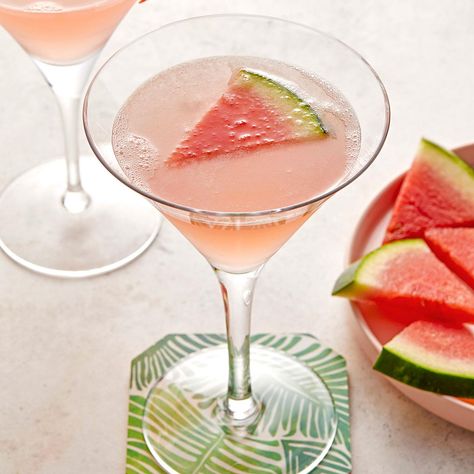 Watermelon Martini Watermelon Mint Salad, Classic Vodka Cocktails, Watermelon Martini, Mango Martini, Sweet Cocktail, Refreshing Snacks, Vodka Brands, Make Simple Syrup, Mint Salad