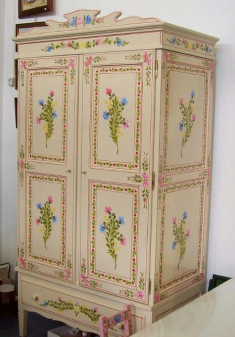 pretty painted flowers and leaves on an armoire - Traditional furniture from Alentejo – wardrobe Portuguese Furniture, Floral Painted Furniture, Painted Closet, Decorated Furniture, Hand Painted Dressers, Painted Armoire, Painted Wardrobe, Wardrobe Room, Painted Dresser