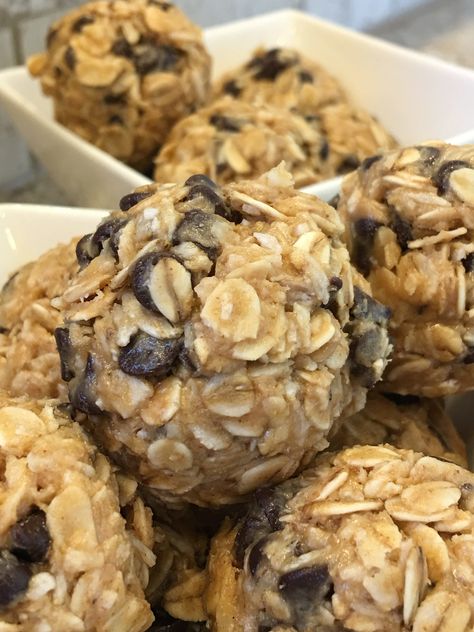 No Bake Peanut Butter Energy Balls Cranberry Almond Energy Bites, Peanut Butter Energy Balls, Peanut Butter Energy Bites, Energy Bites Recipes, No Bake Energy Bites, No Bake Peanut Butter, Low Carb Peanut Butter, Energy Ball Recipe, Protein Bites