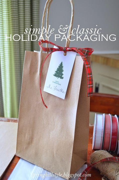 Kraft Paper Bag Christmas, Kraft Bag Christmas Packaging Ideas, Packing Christmas Gifts, Christmas Present Packaging, Christmas Bag Decorating Ideas, Gift Wrapping Simple, Christmas Packages, Pretty Gift Wrapping Ideas, Christmas Goodie Bags