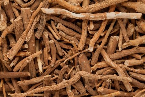 Ashwagandha Benefits, Natural Remedies For Insomnia, Homeopathy Remedies, Ashwagandha Root, Sleep Remedies, Thyroid Health, Natural Sleep, Insomnia, Herbal Remedies