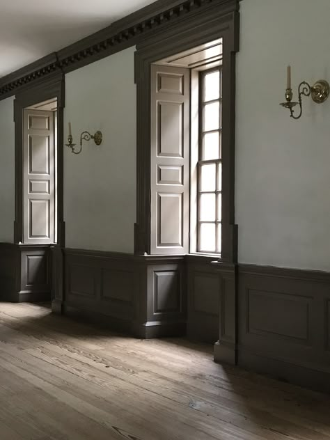 Historic Wall Paneling, 1890s Architecture, Victorian Architrave, Wood Paneling Bedroom, Victorian Molding, 1800s Home, Georgian Interiors, Colonial Interior, Interior Shutters