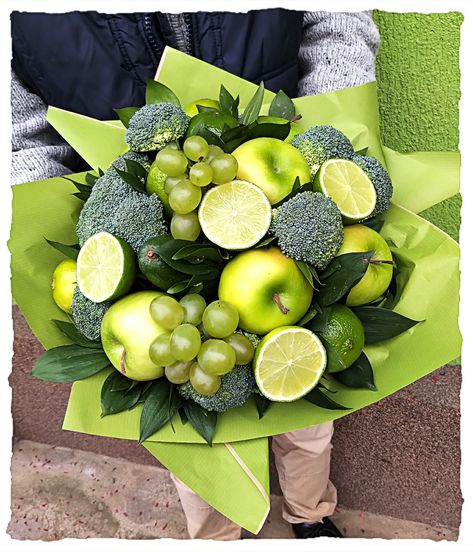 Broccoli Bouquet, Fruit Bukett, Vegetable Bouquet Diy, Simple Fruit Bouquet, Carrot Bouquet, Vegetables Bouquet Ideas, Apple Bouquet, Bouquet Of Fruits And Vegetables, Vegetable Bouquet