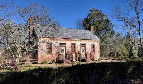 See inside nearly 200-year-old Alabama home for sale - al.com Primitive Houses, Colonial Life, Historic Homes For Sale, Homes Exterior, Old Stone Houses, Old Houses For Sale, Dream Houses, Old House Dreams, Historical Place